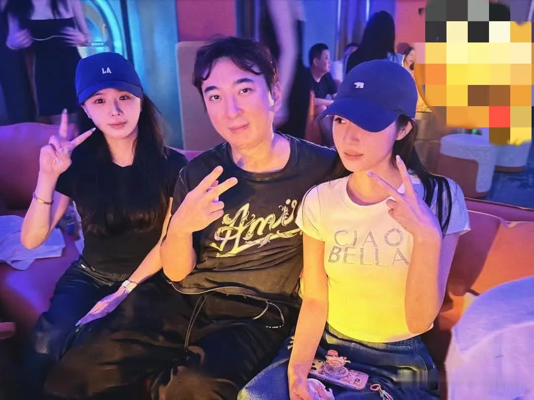 娱乐圈的纪检委书记王思聪现身马来西亚，王思聪依着简单，脸型圆润，有些发福了，头发