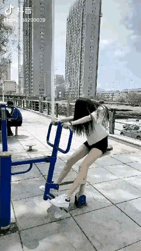 她是疯了吗？她这么疯狂的锻炼，是发泄心中的怒气呢？还是遇到了什么不顺心的事情？