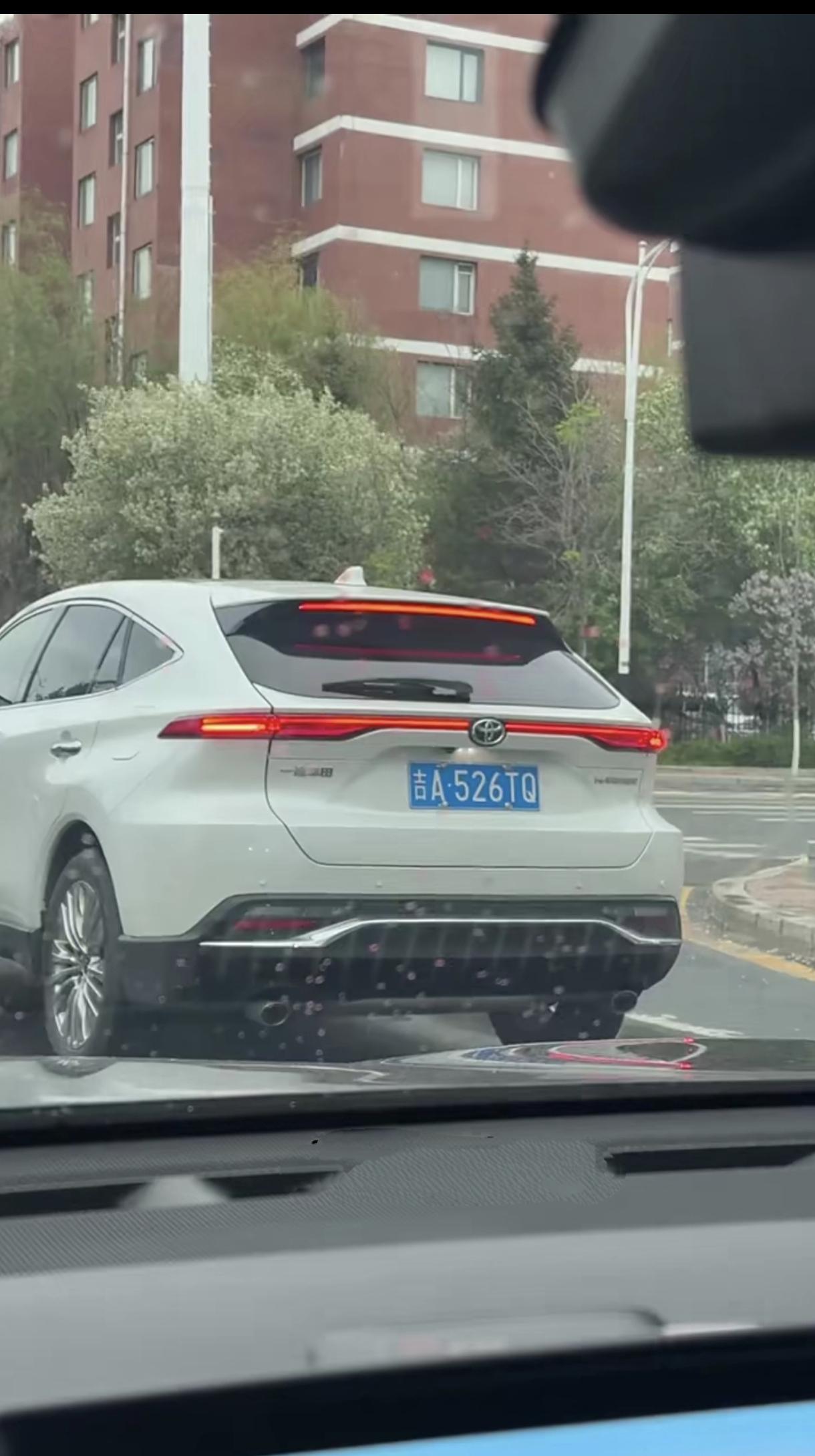 全世界人都认识的标志，丰田家用车相当好，这种经历过时间沉淀检验过的老品牌买了决不