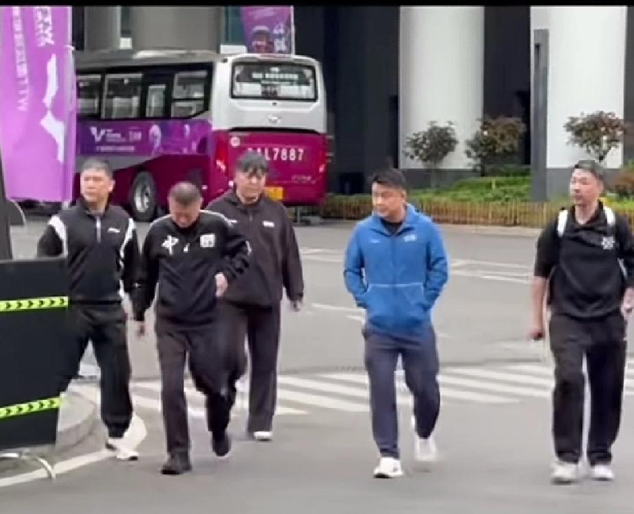 刷到直接惊了！国乒教练组全员同框太震撼谁懂啊！刷到国乒教练组集体出行的画面