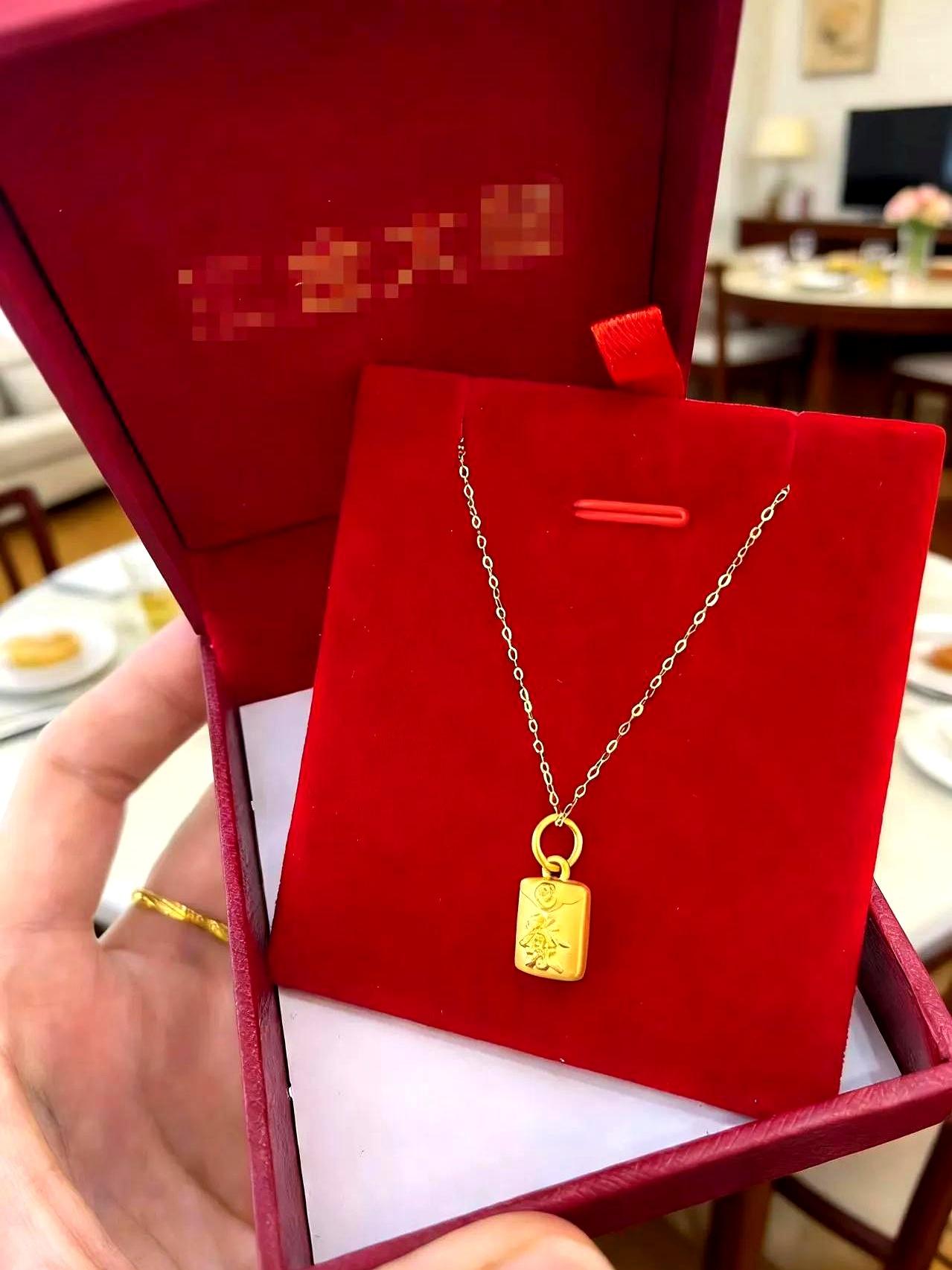 金价疯了。今天去商场，周大福足金1438元一克，一条10克链子轻松干掉一