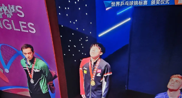 .傲慢！从颁奖仪式上可以看出，雨果这家伙还是有点不服气的，最起码缺少足够的尊重，