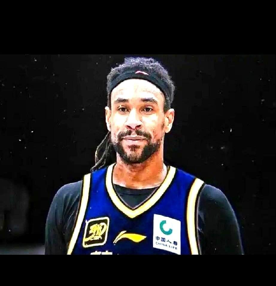 CBA萨林杰这事儿，看得人直挠头，上赛季还在北控大杀四方的萨林杰，到了广东队突然