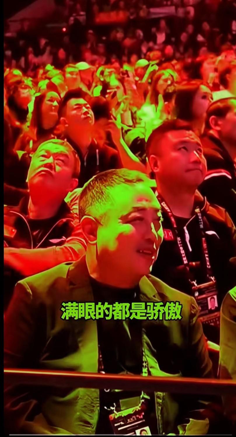 好久不见的刘国梁现身北满的混双比赛现场了，应该是专门来看莎莎和大头混双比赛的。看