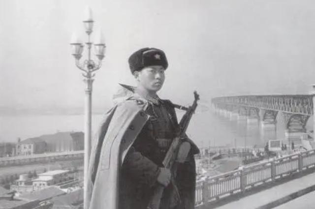 1971年许世友在南京长江大桥要给冻得发抖的守桥战士建岗楼，结果管理方嫌破坏美观