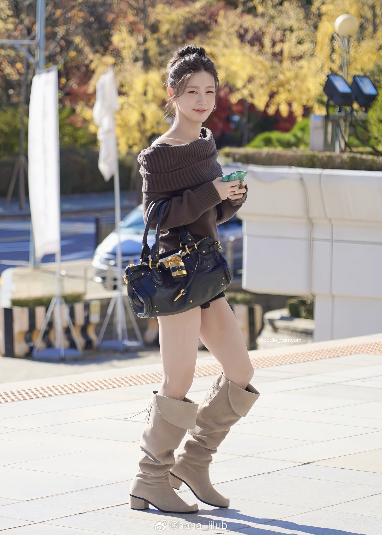 今天的赵美延上班穿搭还有新美甲​​​