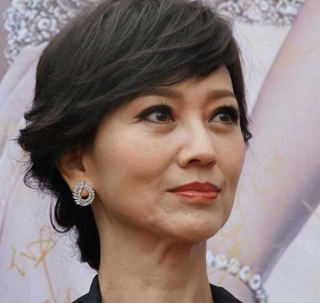 在荧幕上，她是优雅从容的“白娘子”，是无数人心中的“不老女神”；在现实中，71岁