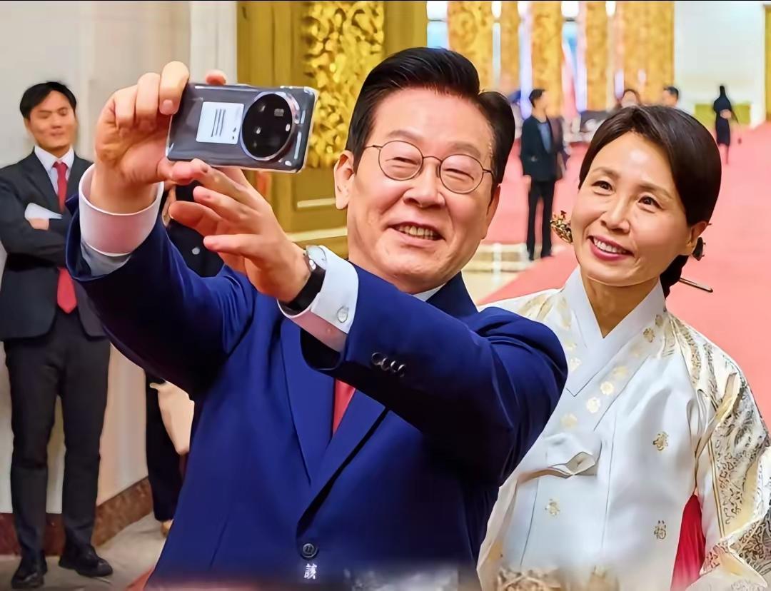 半岛南北方两个最重要的男人和两个最重要的女人，都在秀恩爱，但是秀的时间、地点和场