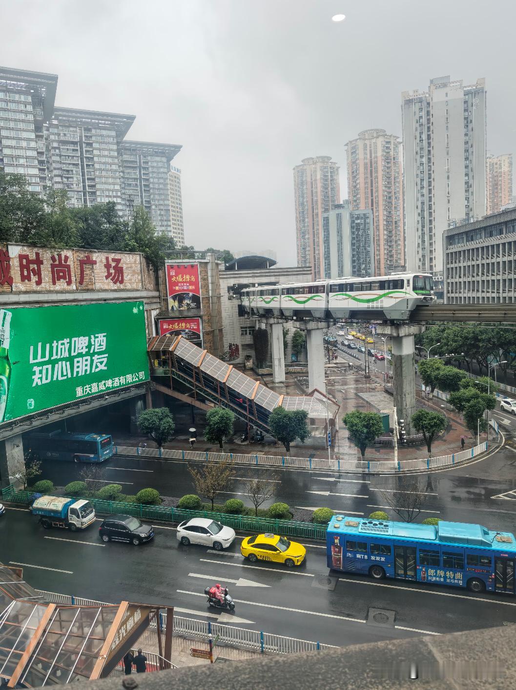 重庆大渡口也有轻轨穿楼，为啥没人看😂都喜欢去李子坝吞轻轨。重庆轻轨重庆
