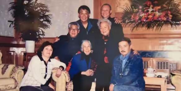 1998年，王光美联系到丈夫长孙后，给了他500美元：答应我一件事。1998年，