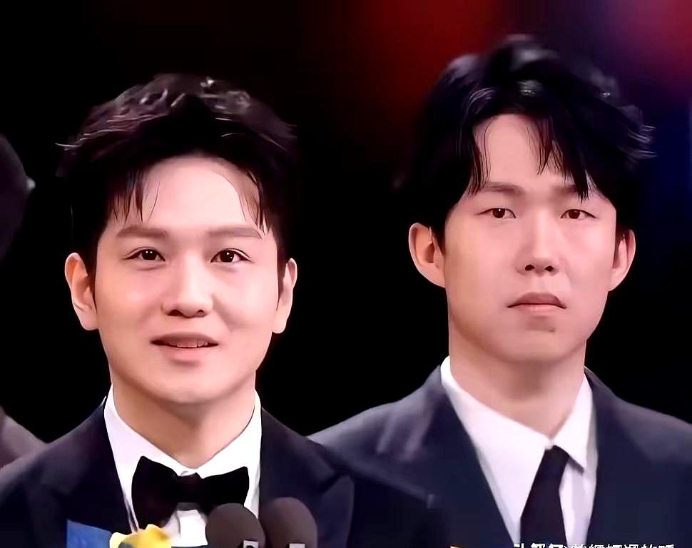 这几天，球馆里一句话传得快：别把功勋当靶子。樊振东飞去德国打球时，王楚钦在国内