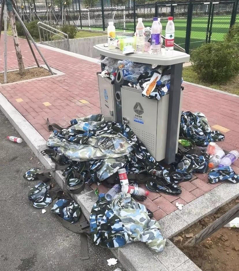 到底是采购的衣服质量不好，还是现在的学生觉得军训服穿着丢人，军训一结束很多人就把