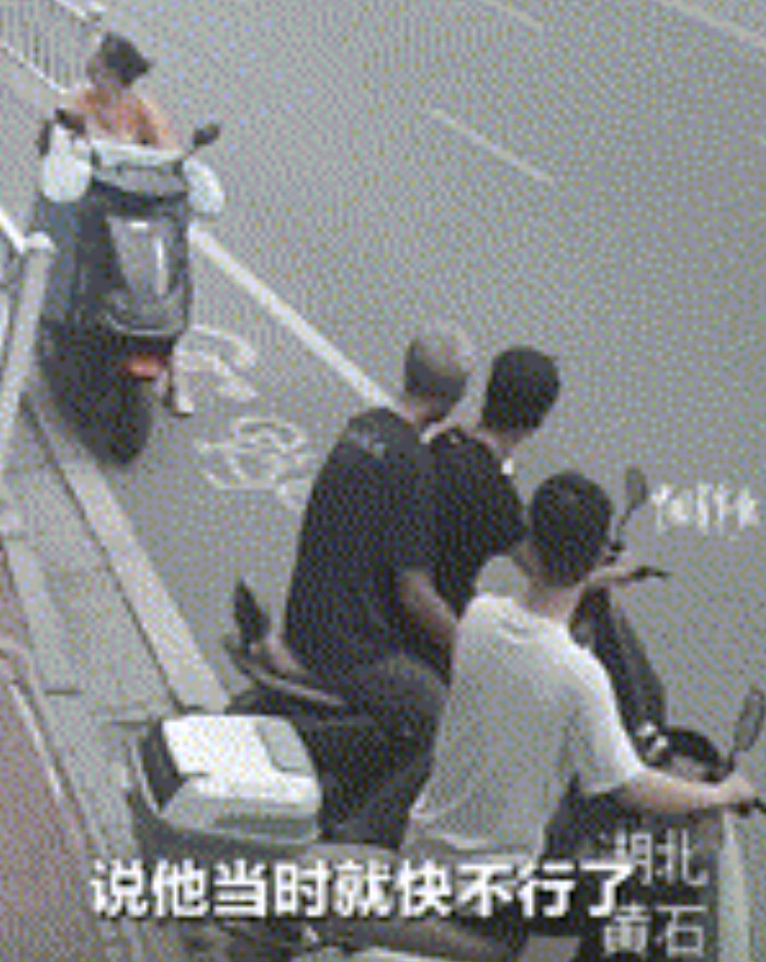 “看哭了！”湖北，4名高中生聚完餐，刚出门就碰到老人求救，原来老人突发脑梗，求助
