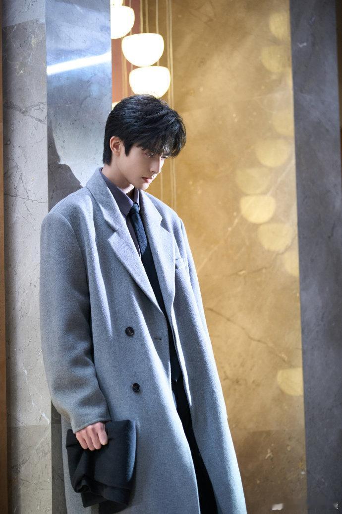 宋威龙这骨相皮相双绝，帅得鲜活又亮眼，眉眼自带锋芒，每一帧都帅到心巴上，颜控疯狂