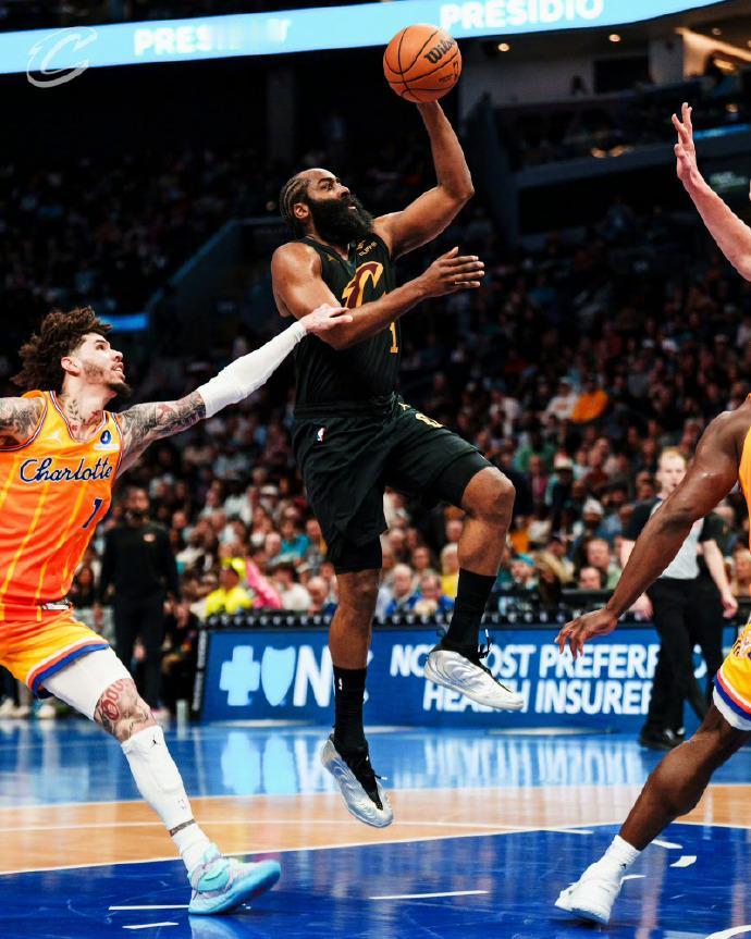 哈登加盟前：阿伦场均13.9分8.1篮板，投篮命中率61%，场均出手9.1次。