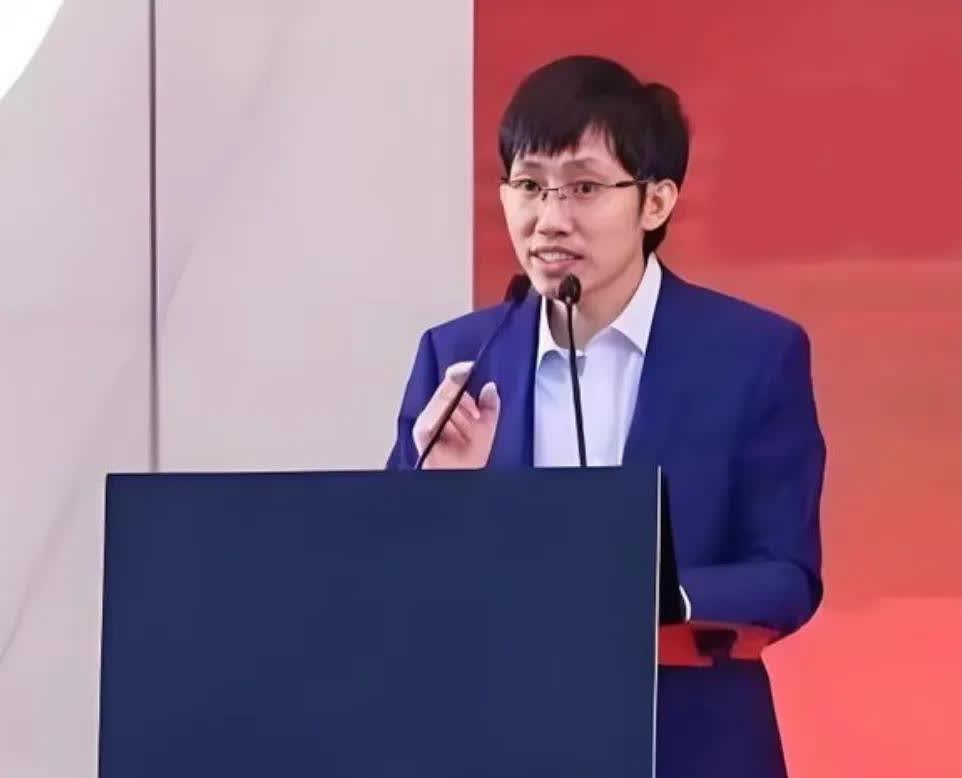 满屏都在喊“抓住梁文锋，还我血汗钱！”这话听着真扎心。梁文锋能成为散户情绪的