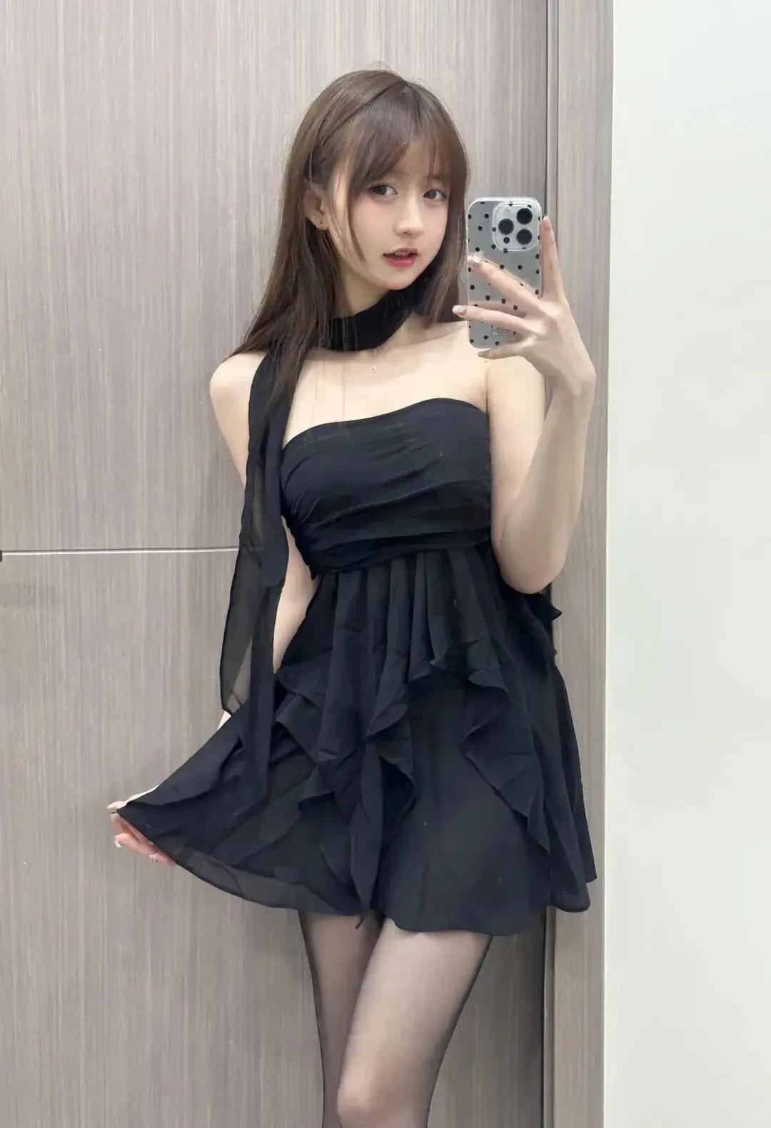 优雅黑裙，气质满满，镜中自拍的完美瞬间！