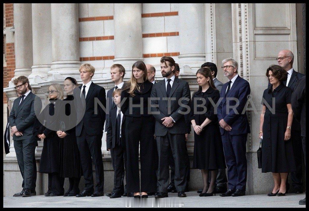 英国王室昨天肯特家孩子和孙辈在威斯敏斯特主教座堂参加晚祷仪式，人名从