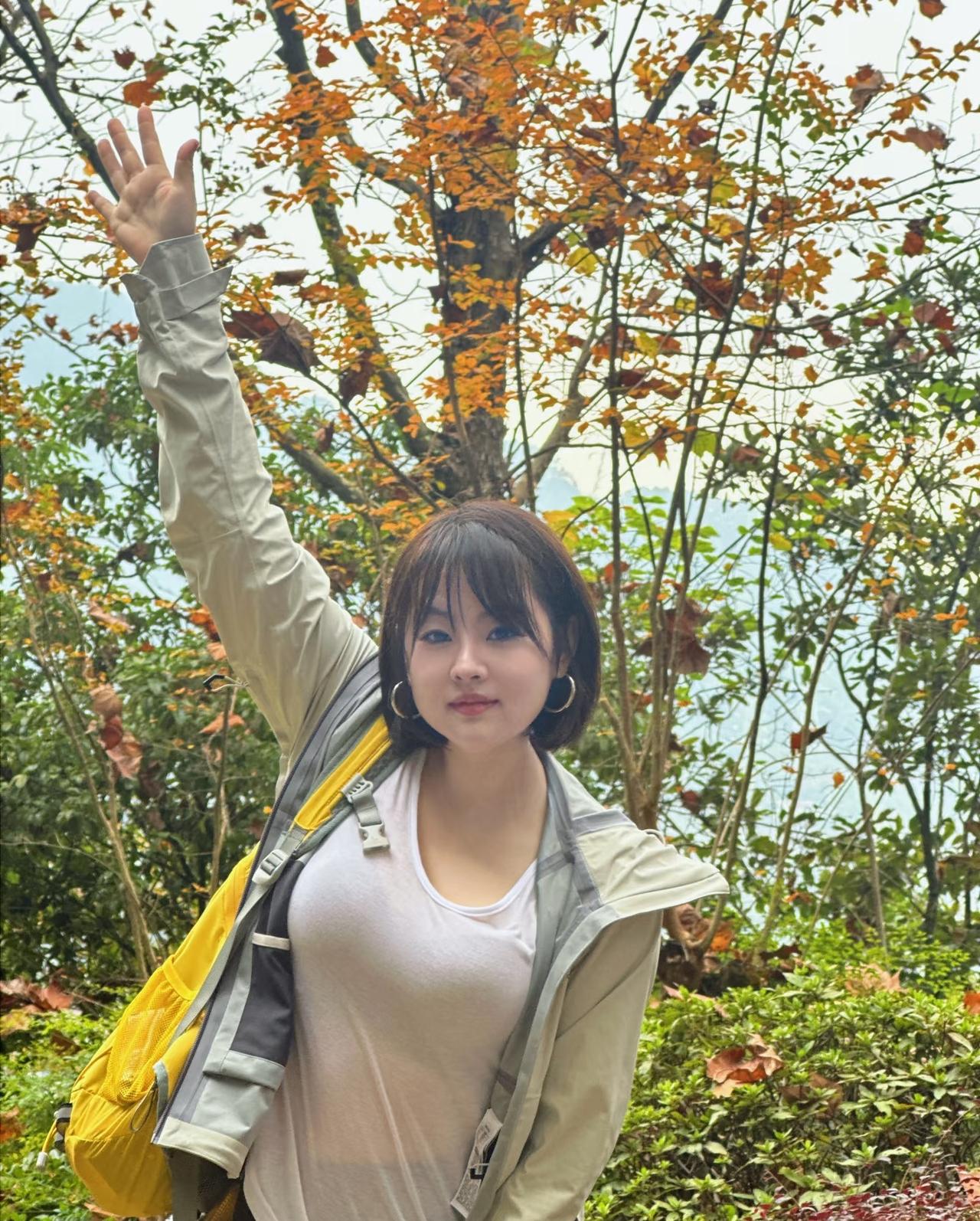 在我看来，信任、尊重与理解都是不可或缺的要素。信任是感情的基石，恰似建造房屋，若