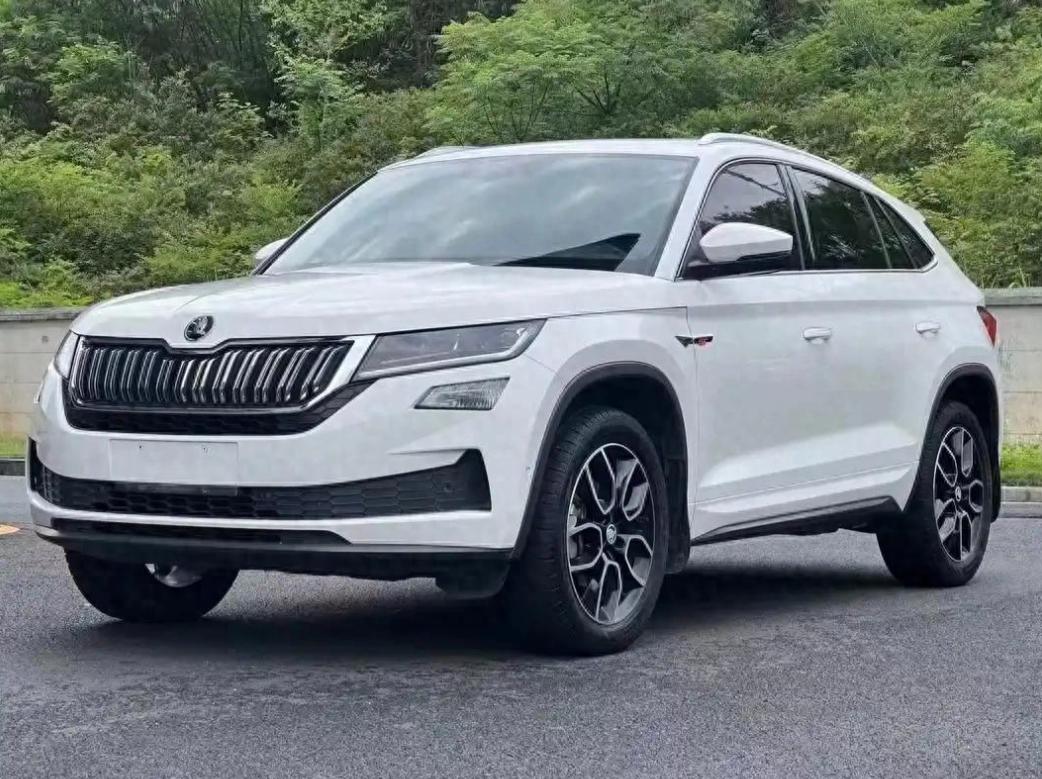 朋友想换车，看上了英菲尼迪QX50。我说你咋想的，这牌子路上都快见不着了。他掰