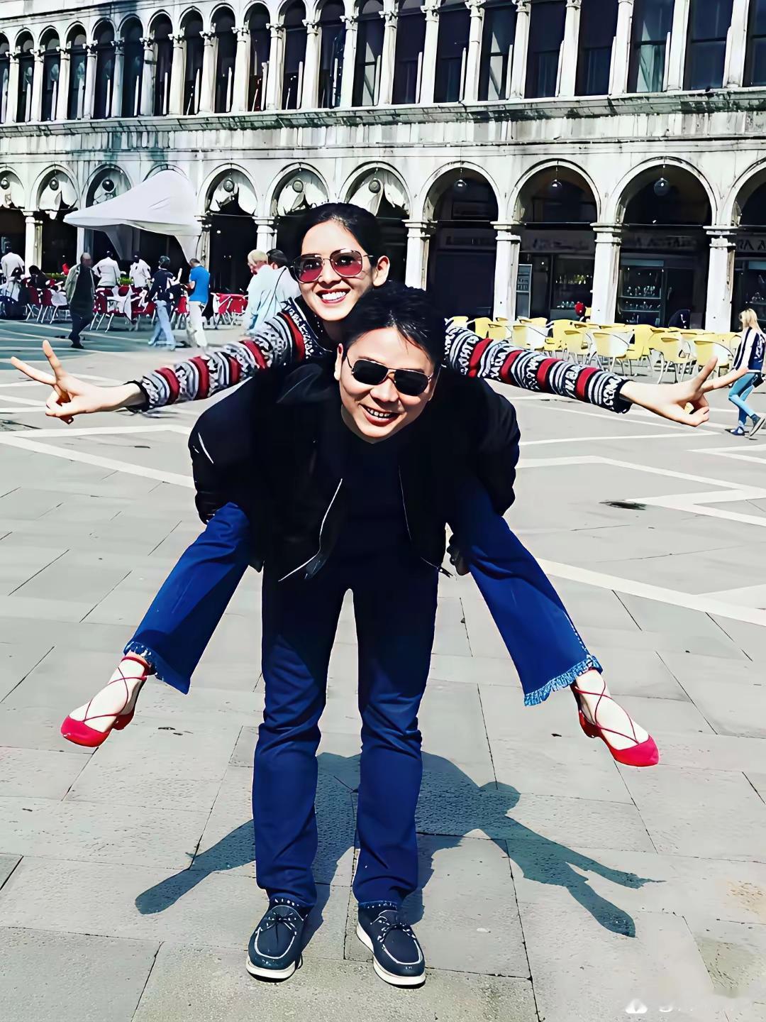 刘强东38岁的照片，相差20岁看着很舒服。