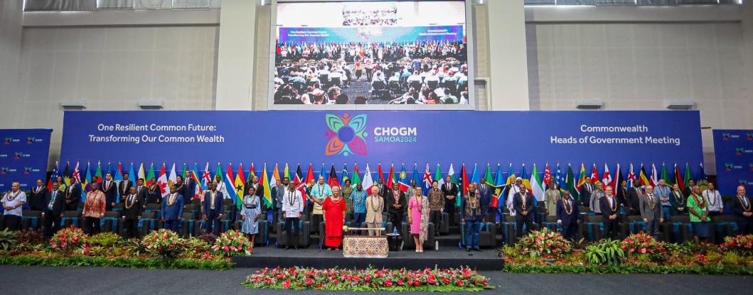 当年拿着尺子满世界划界、顺手拆别人家院子的英国，这回，火苗窜回自己后院了。英联邦