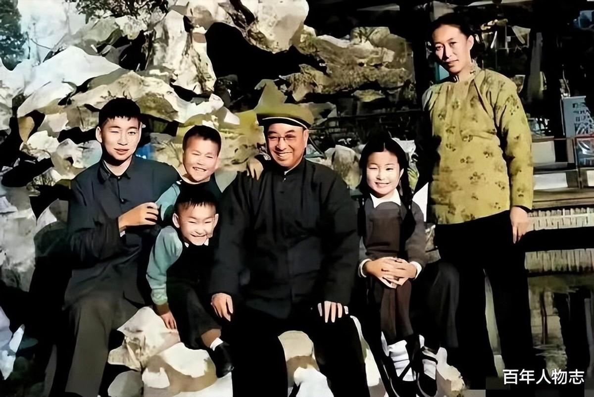 60年，陈赓与家人留下最后合照，气色已明显不好，第二年便病逝“1960年春天