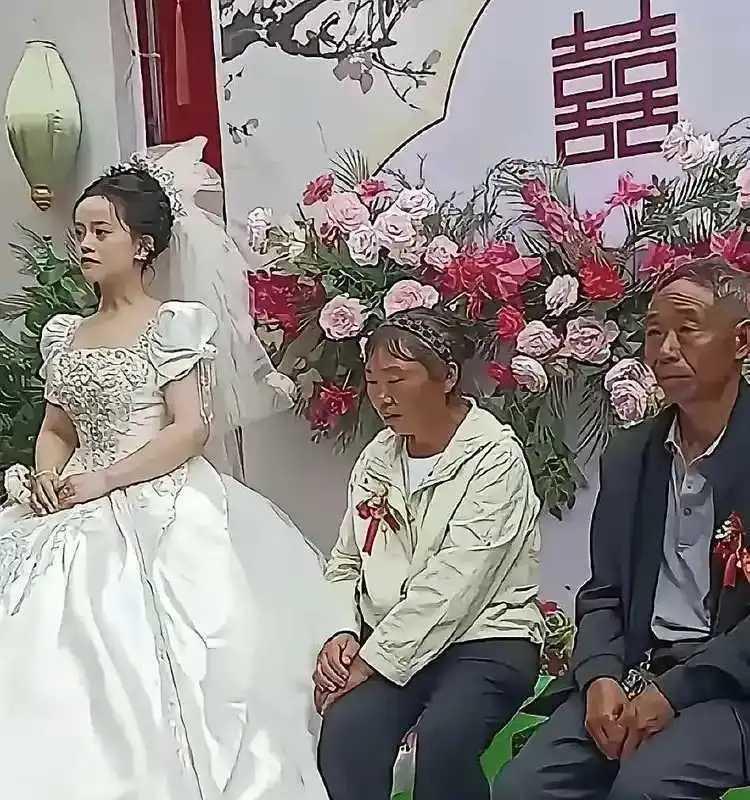 不是舍不得买新衣，是为了女儿已经掏空了兜里最后一个铜板！唉，可怜天下父母心。