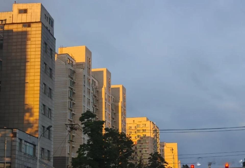 《股市早评》一、财经消息1、美股三大指数集体收跌，存储、光通信板块逆市上涨，