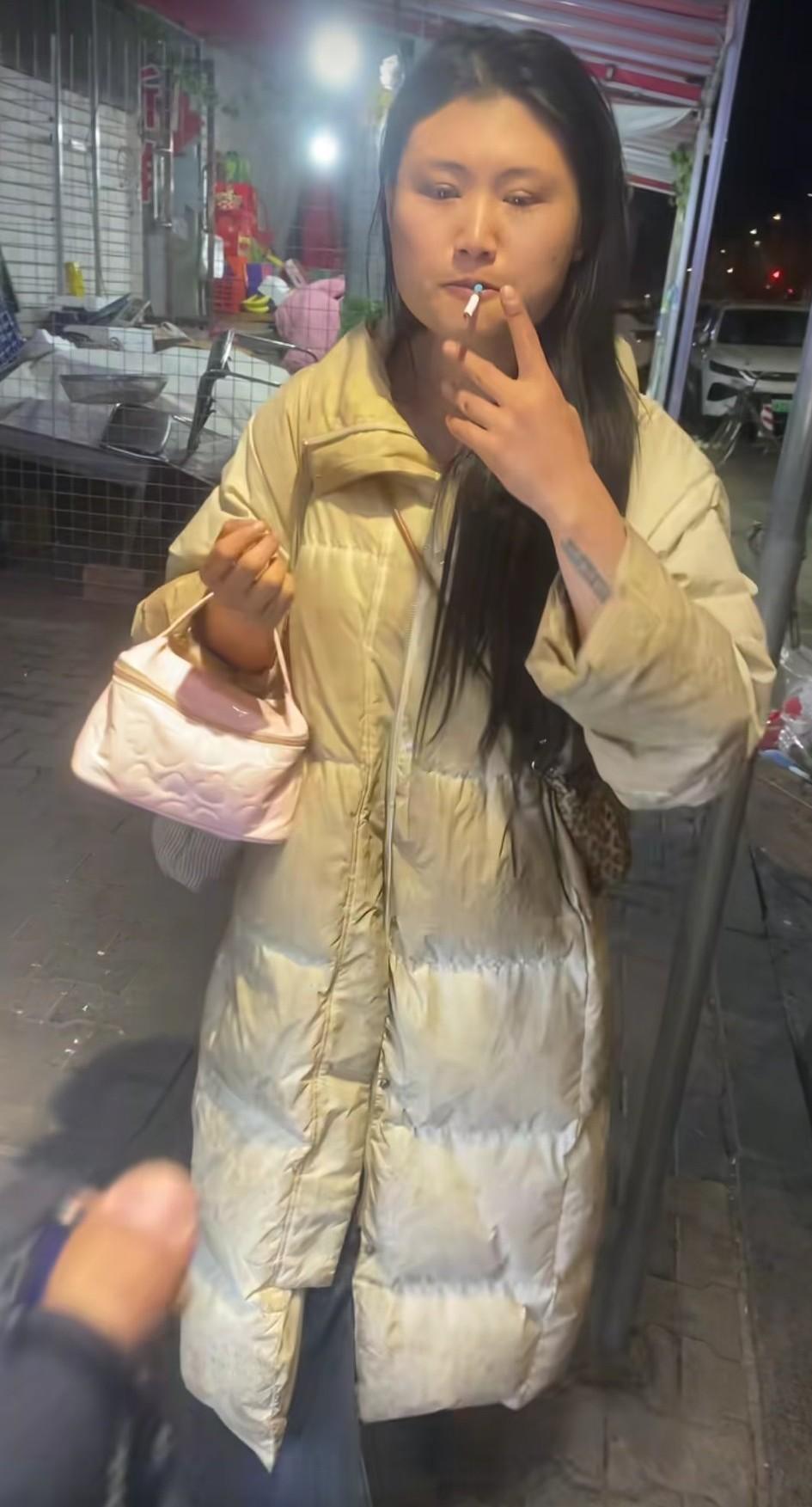 内蒙古包头，男子在街边偶遇这位颜值比较高的流浪女孩，男子多次尝试着想搭讪她，还想