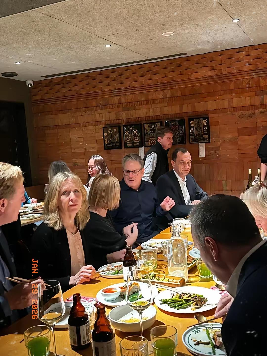 英国首相斯塔默到北京的第一天，没有去吃火锅，也没有去吃北京烤鸭，而是直奔​