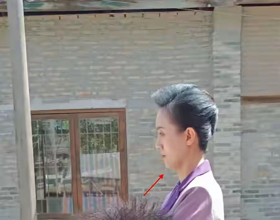 看到这张照片，我手里的冰奶茶突然不甜了。四月份艳阳高照的片场，所有人短袖短裤蹲在