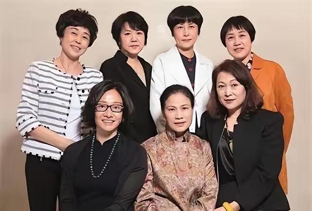 7位共创''五连冠''的老女排成员同框我认出了笑容甜美的杨希，目光沉和的侯玉