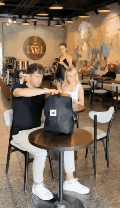 看到这个男子从小包里拿出一个这么大的玩具，女孩简直看蒙圈了，简直不敢相信自己的眼