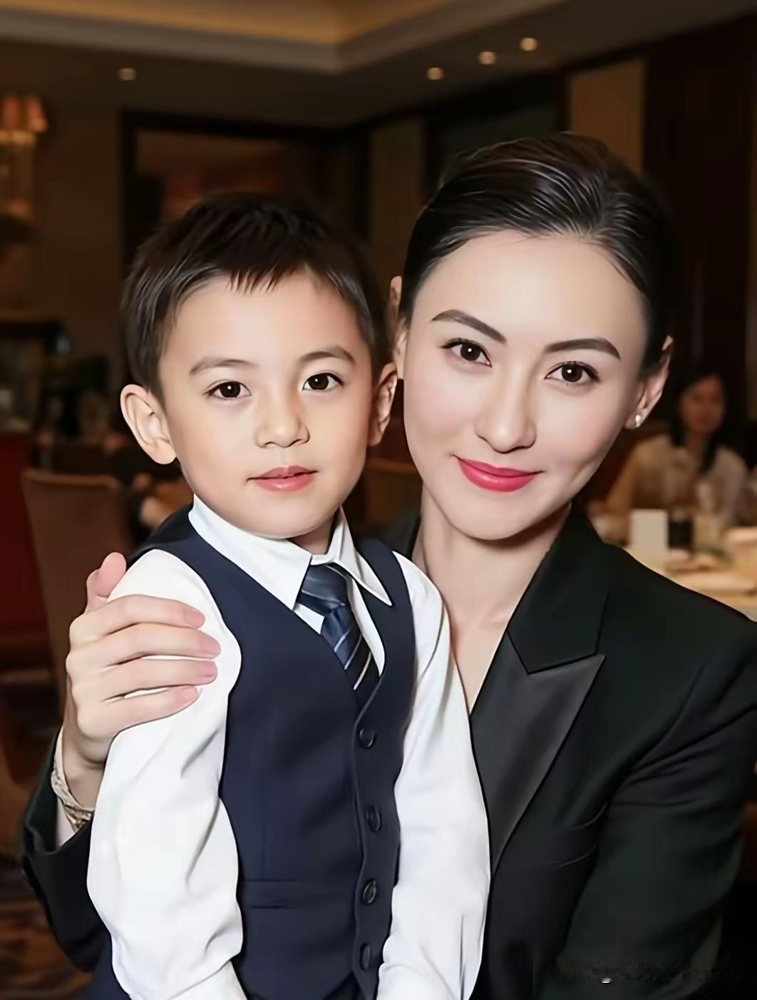 张柏芝三胎儿子近照刷屏！网友炸锅：这眉眼绝了！近日，张柏芝小儿子的近照突然曝