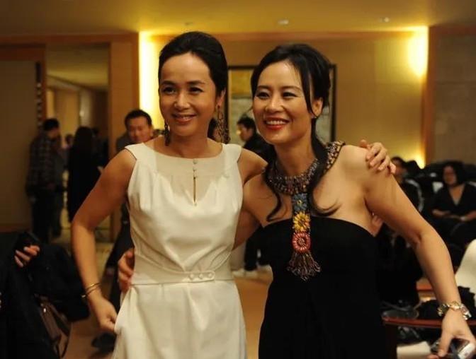 一次，邬君梅给江珊和马伊琍打电话：“姐妹们，速速出来一聚！”二人挂断电话，立刻出
