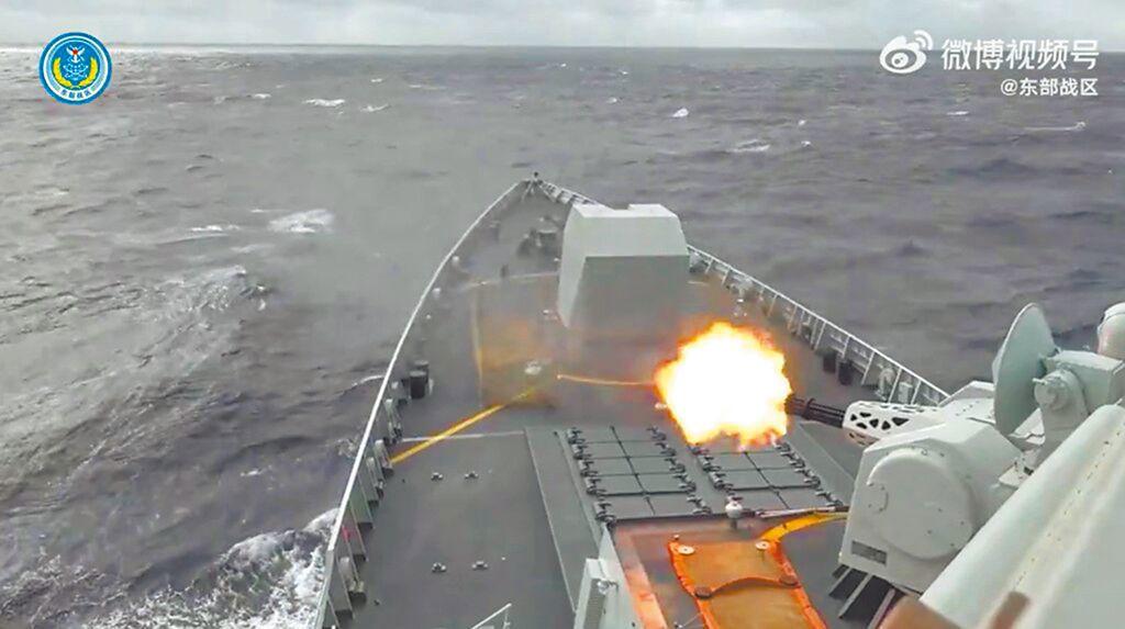 岛内日本问题专家何思慎受访时说道：“大陆把台湾空域封起来时，特别留了一个缝，台日