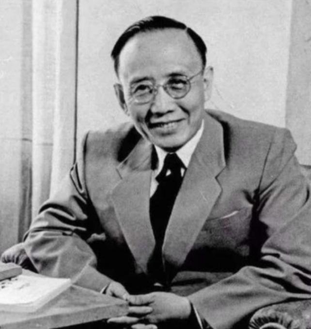 1912年洞房之夜，郭沫若见发妻太丑，拒绝同房，就在他转身要走时，发妻拉住他苦苦