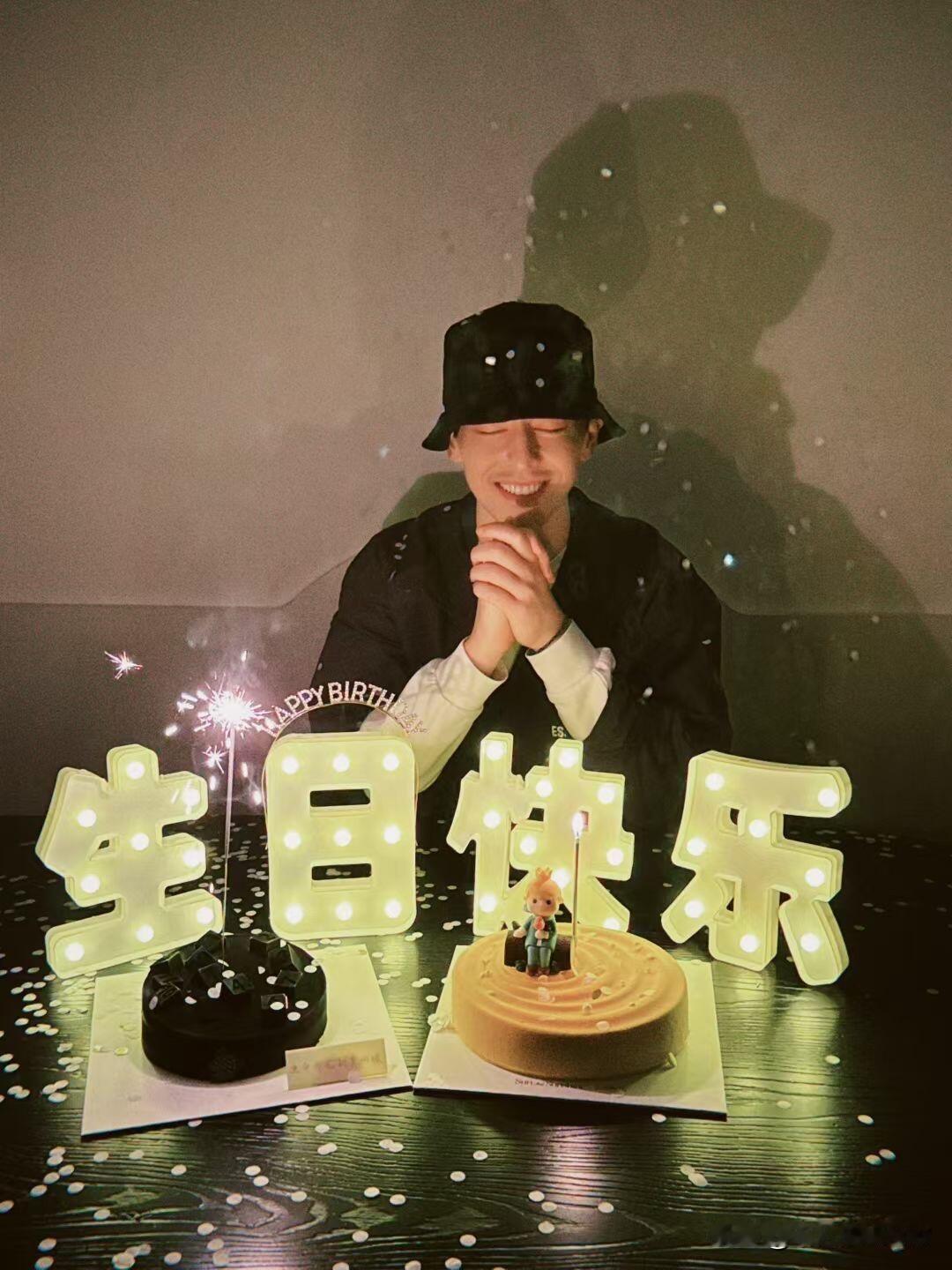 10月21日是演员邓伦33生日，祝他生日快乐。有网友晒出了邓伦的庆生照片，他