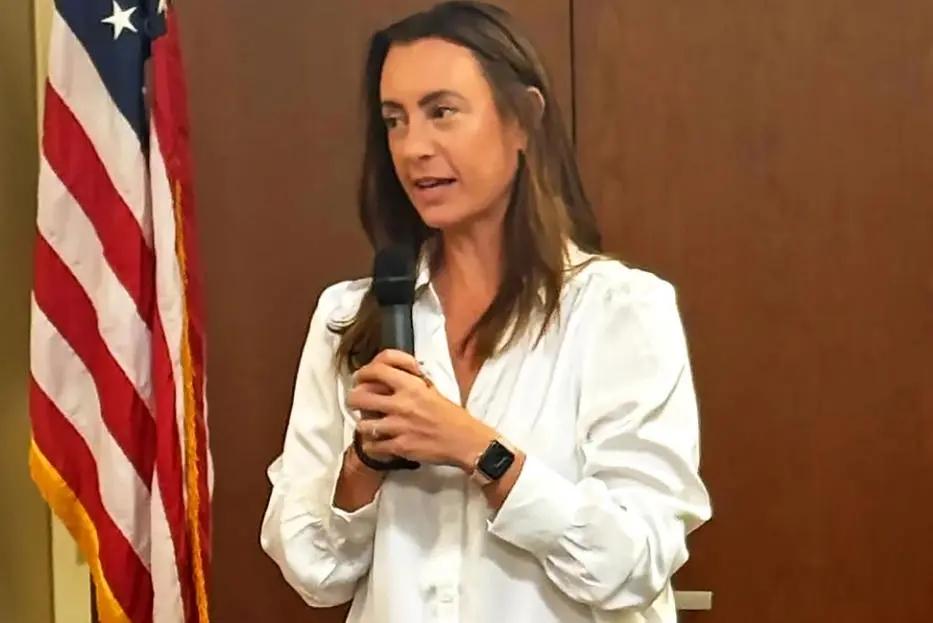 佛罗里达第87选区爆大冷门，民主党新人艾米丽·格雷戈里以700票微弱优势，硬生生