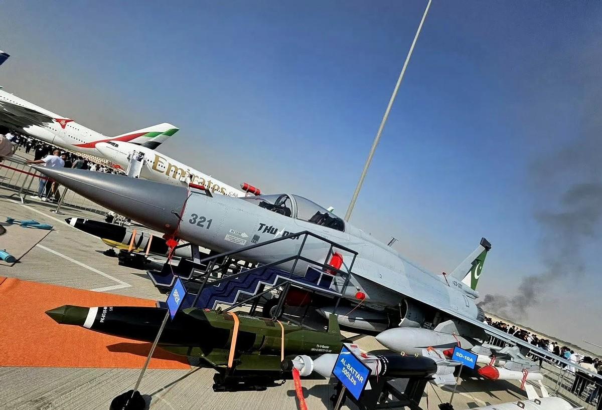 这照片拍得好，摄影师是懂得玩梗的。好就好在，照片好像啥也没说但又啥都说了。伤害性