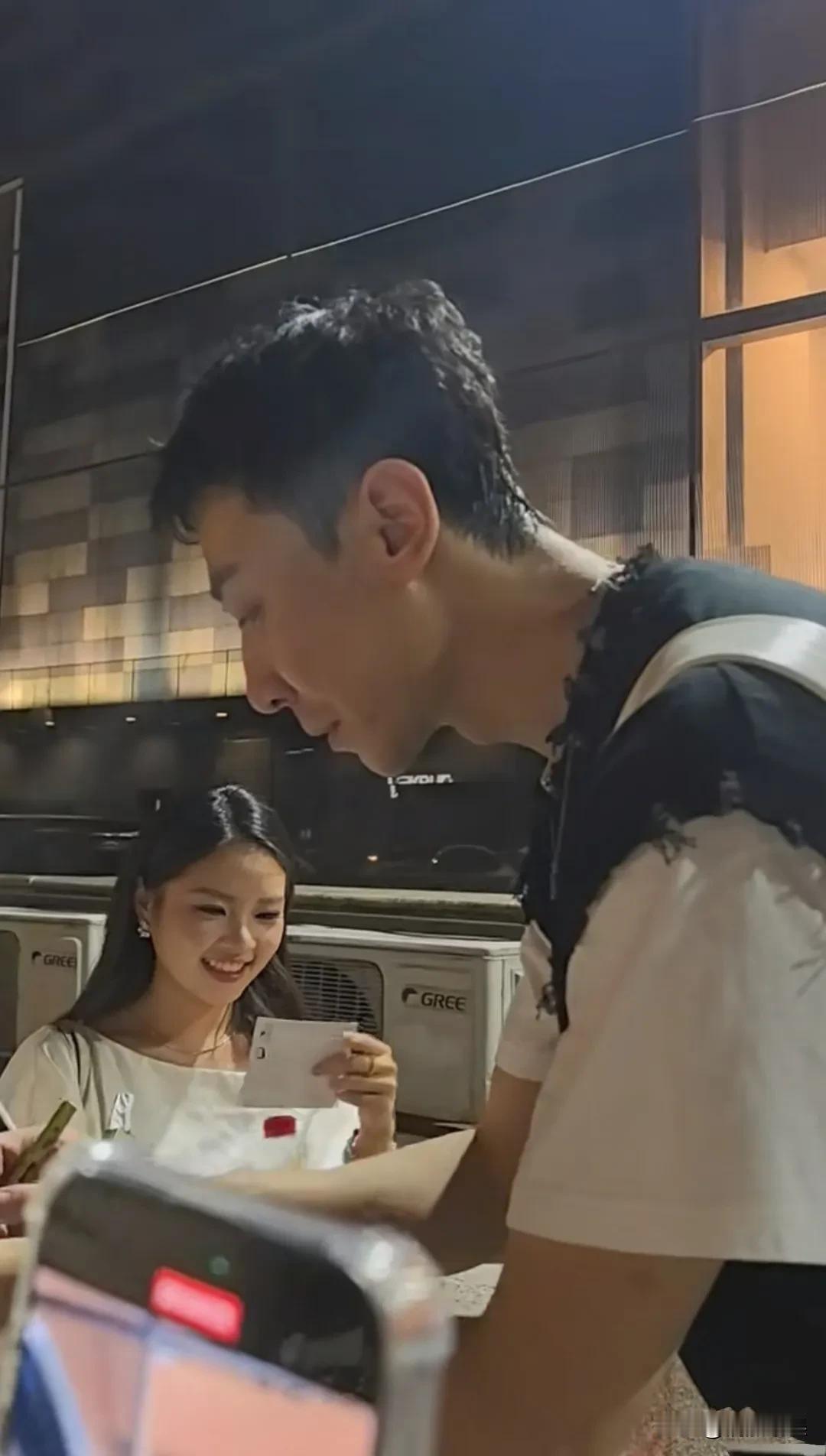 我能说张维伊是被发型耽误颜值的艺人吗？看他换了发型，犹如换了一个人，尽管还不是