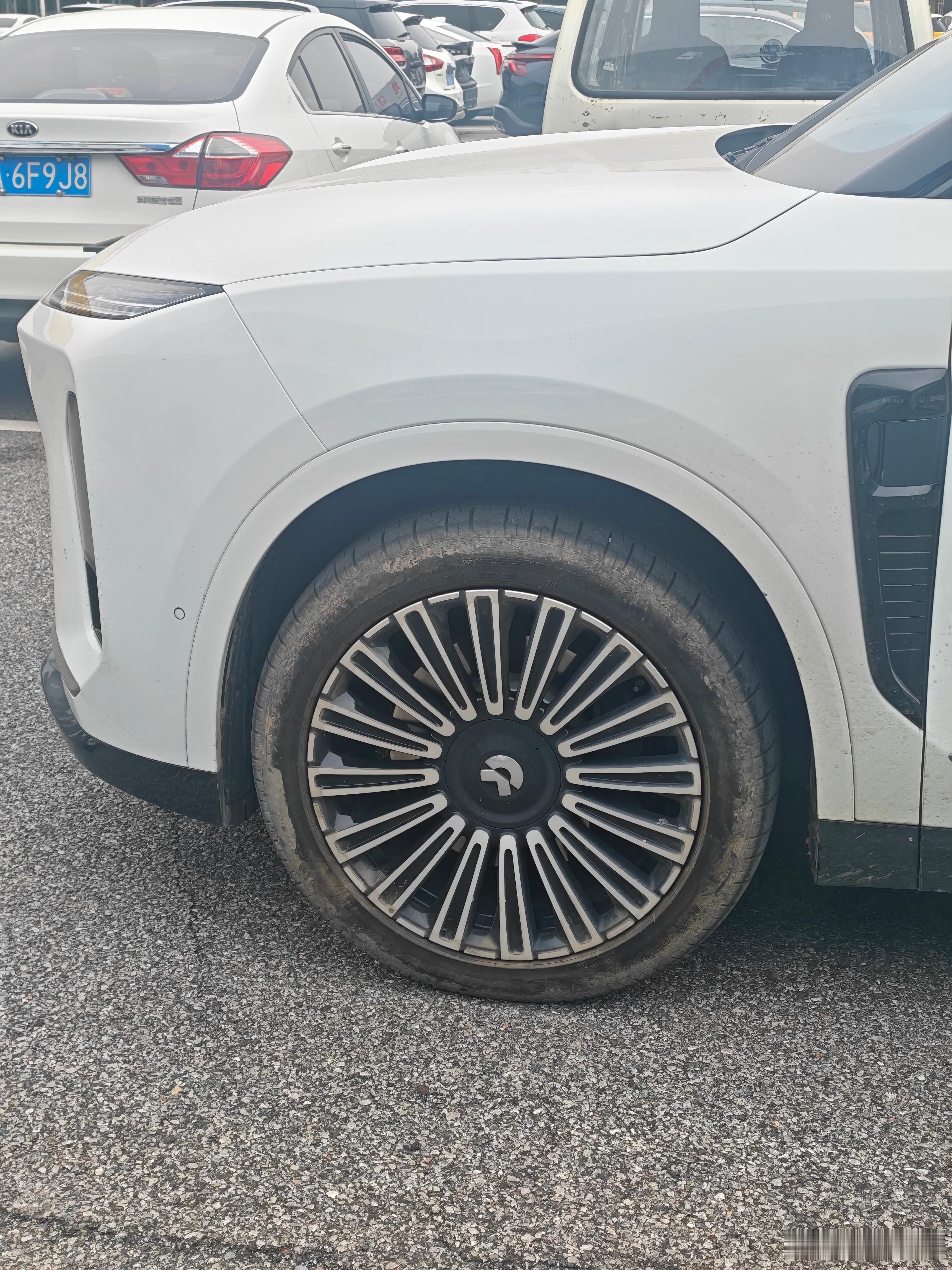 今天上个早班第一件事就是给两台车做spa如果今天能卖车的话我也想宴请一下年