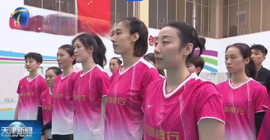 天津女排,不靠运气,靠的是四年磨出的那股子劲儿。李盈莹一跳,姚迪球就到了;王媛