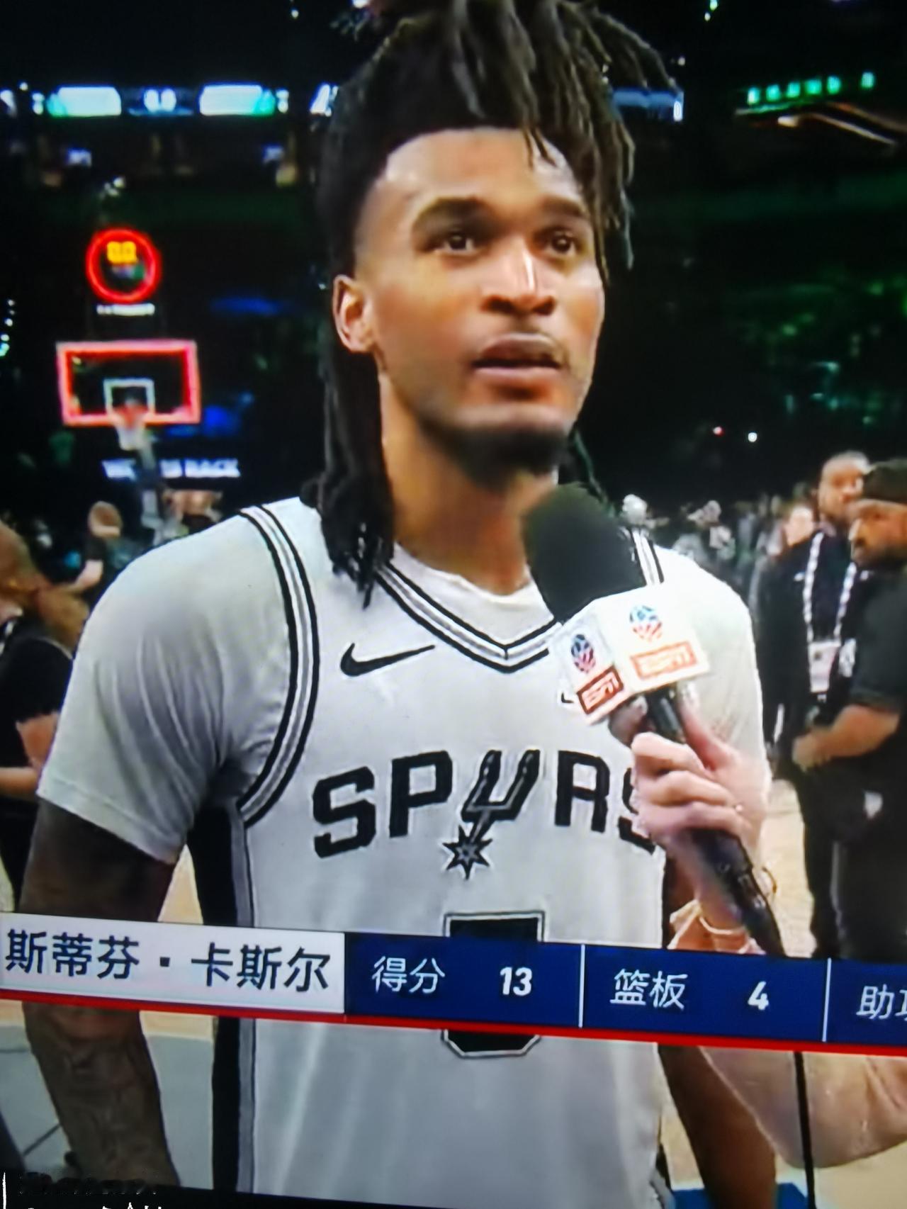 卡斯尔补齐了马刺的强队性格季后赛次轮，马刺客场115-108