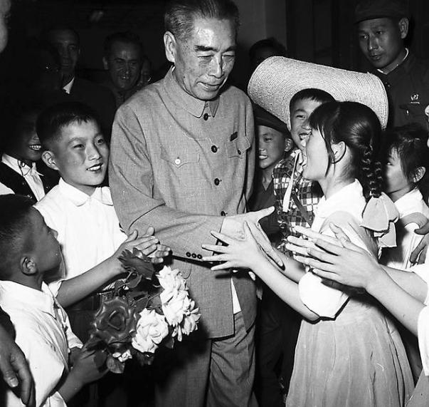 1961年，周总理在钓鱼台偶遇一个落单的少女，就问她：“你爸爸是谁？”少女说：“
