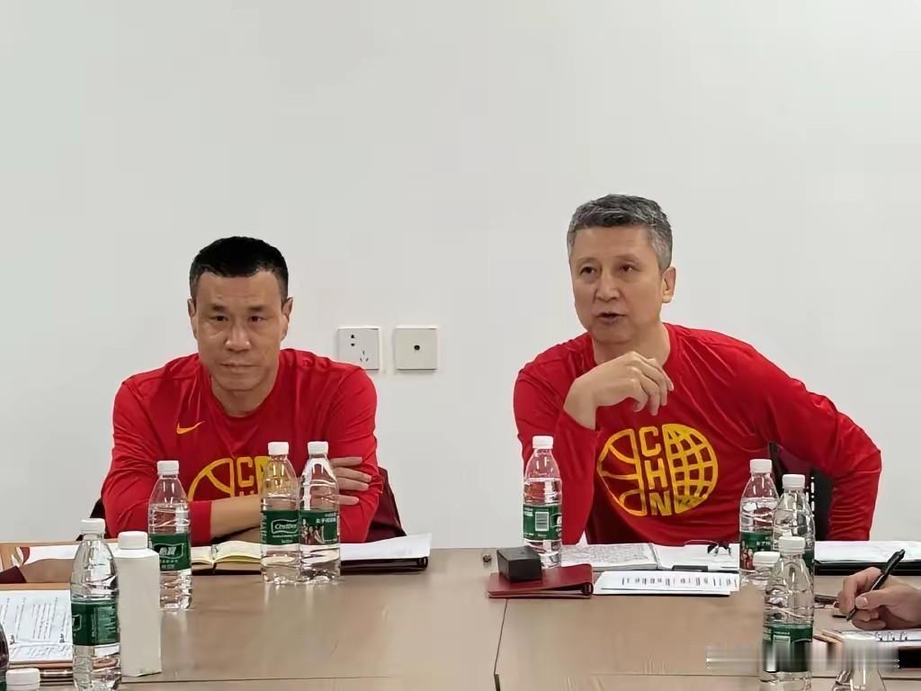 男篮国家队集训首课动员大会，全队看似情绪不是那么高涨，周琦和胡金秋低头不语，千万