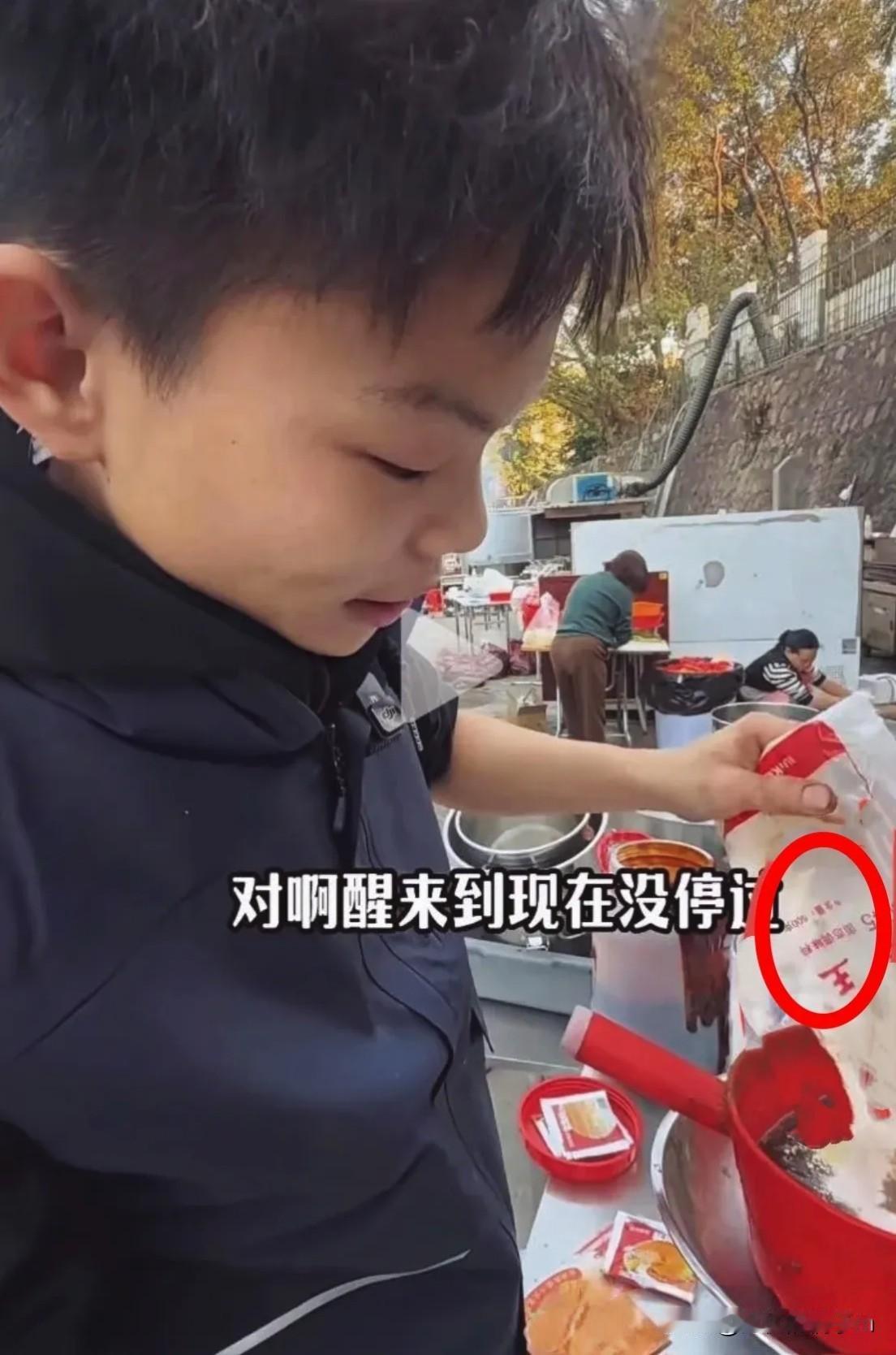 烤鸡少年小陈，因给烤鸡腌制时往里加了七七八八的调料被网友们扒出他的调料瓶里有