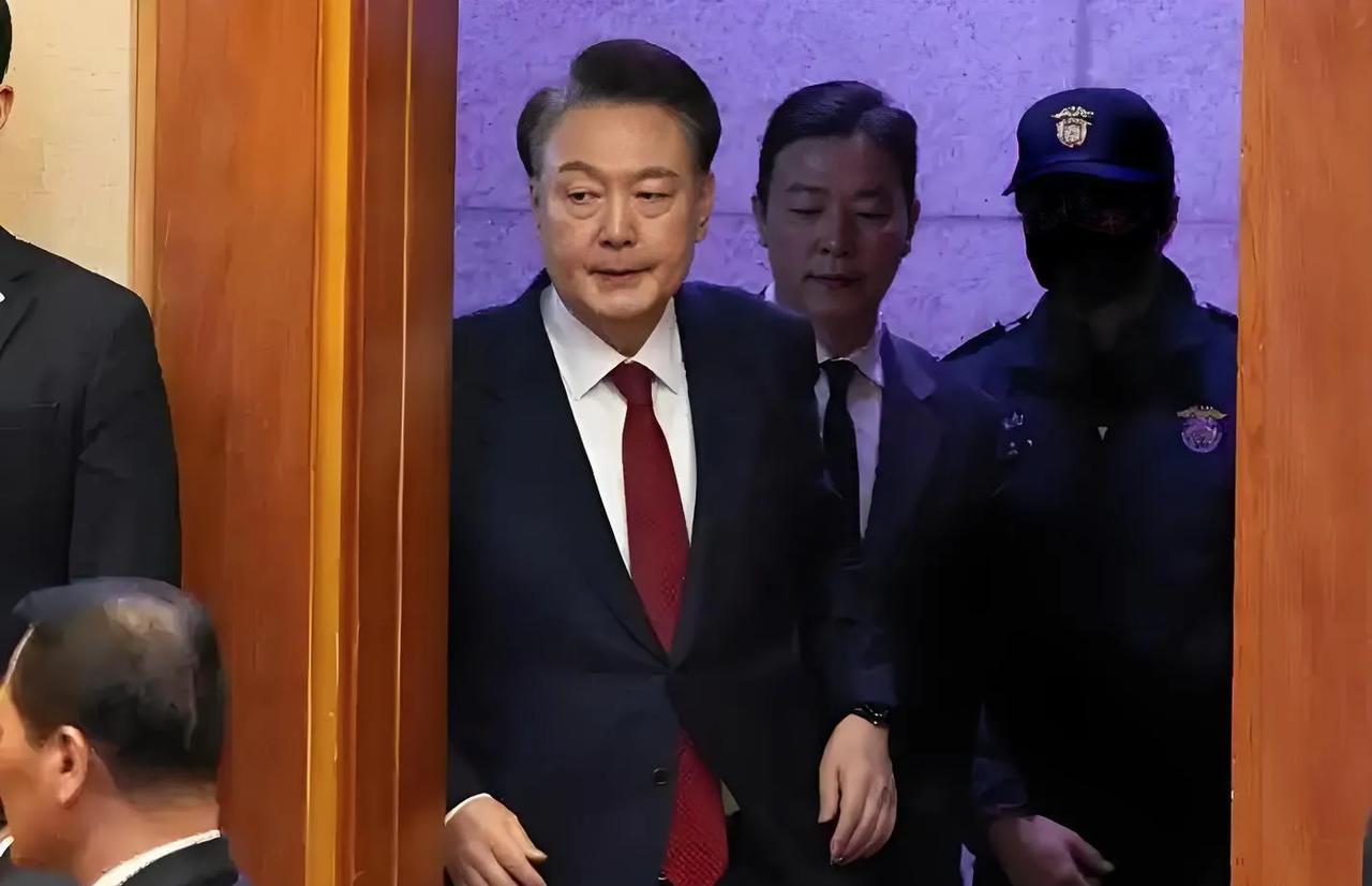脱衣、躺地、拒捕，看来这次尹锡悦是彻底要摆烂了！据报道，虽然尹锡悦已“进宫”，