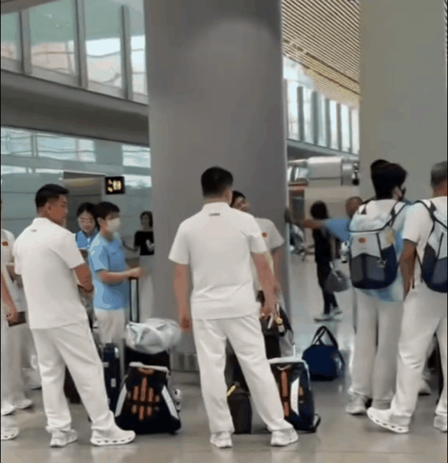 国乒出发名古屋亚运会的机场，这次名古屋亚运会的半袖也好好看呀，白色里透着蓝色，
